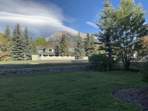 NEW! Cozy Rocky Mountain Chalet with Park Pass managed by Little Sister Getaways